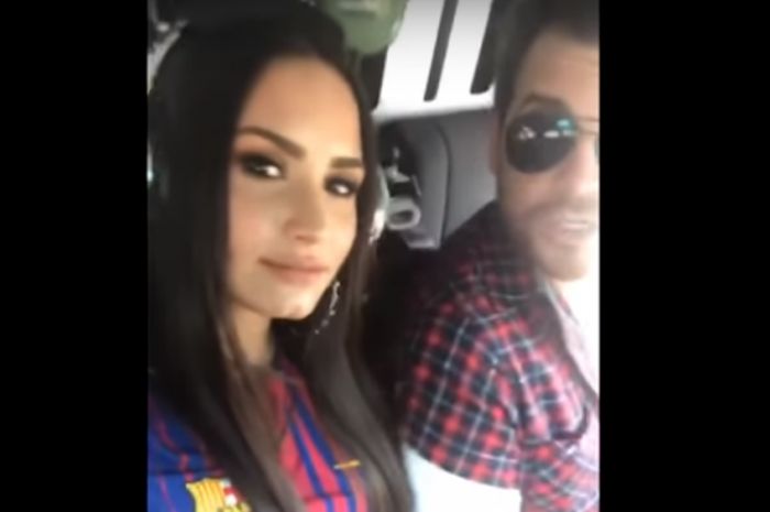 Demi Lovato Sewa Helikopter Demi Menonton Barcelona