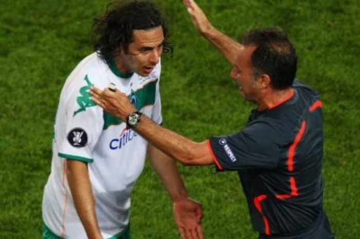 Penyerang Werder Bremen, Claudio Pizarro (kiri), melancarkan protes terhadap wasit Luis Media Cantalejo pada partai Piala UEFA kontra Shakhtar Donetsk di Saracoglu Stadium, Turki, pada 20 Mei 2009.