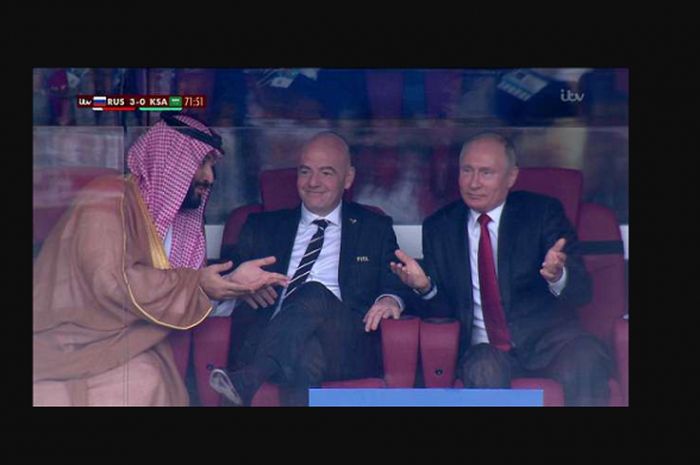 Putra Mahkota Arab Saudi, Mohammad bin Salman (kiri), Gianni Infantino (tengah), Vladimir Putin (kanan) duduk bersama di kursi VIP saat laga antara Rusia melawan Arab Saudi. (14/6/2018). Putra Mahkota Arab Saudi itu dikabarkan berminat membeli Manchester United.