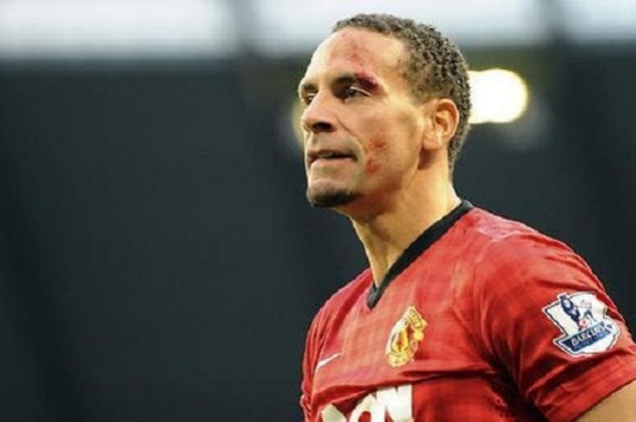  Pelipis Rio Ferdinand berdarah setelah dilempar koin oleh fan Manchester City dalam pertandingan de