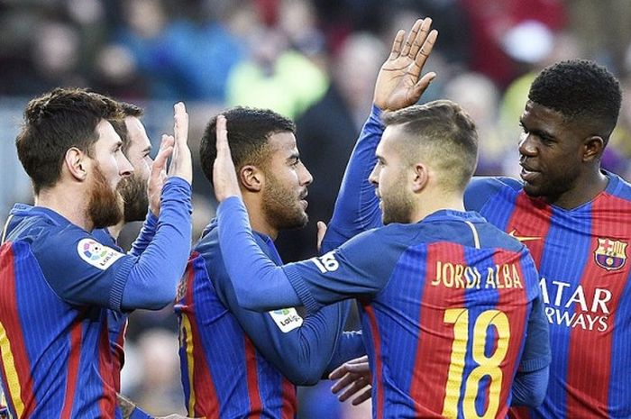 Striker Barcelona, Lionel Messi (kiri), merayakan gol bersama rekan setimnya saat melawan Las Palmas dalam laga lanjutan La Liga 2016-2017 di Stadion Camp Nou, Barcelona, (14/1/2017).