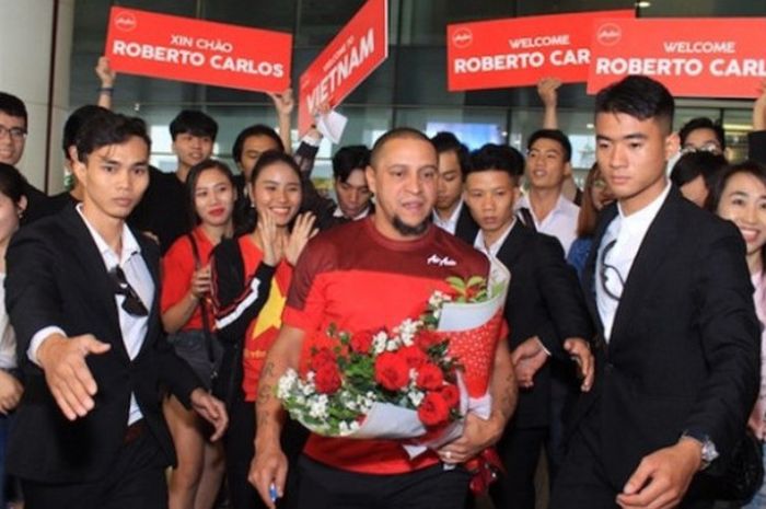 Eks pemain Real Madrid, Roberto Carlos saat tiba di Hanoi, Vietnam pada Kamis (15/11/2018). 