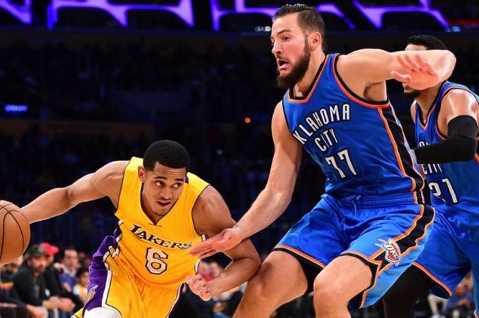 Pebasket Los Angeles Lakers, Jordan Clarkson (jersey kuning, #6), berupaya melewati penjagaan pemain Oklahoma City Thunder, Joffrey Lauvergne (#77), saat bertanding di Staples Center, Los Angeles, California, Amerika Serikat, Selasa (22/11/2016). Lakers menang 111-109.