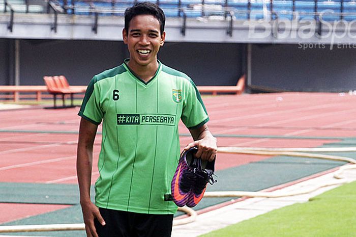 Pemain Persebaya, Misbakhus Solikin, menunjukkan salah satu sepatu yang dipakainya untuk berlatih di Gelora Bung Tomo Surabaya, Senin (2/4/2018).