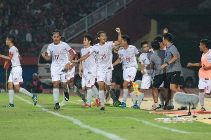 Pemain timnas U-19 Filipinan merayakan gol ke gawang timnas U-19 Indonesia.