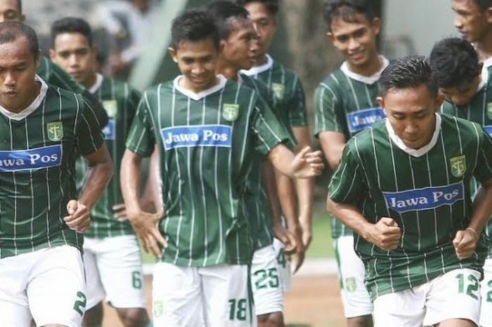 Bek Mat Halil (kiri) dan sejumlah pemain Persebaya dalam sesi latihan di Stadion Brawijaya, Surabaya
