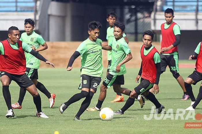 Pemain Persebaya sedang berlatih di Stadion Brawijaya, Surabaya, menjelang laga menghadapi Persepam MU pada laga liga 2 grup 5, Kamis (11/5/2017) nanti.