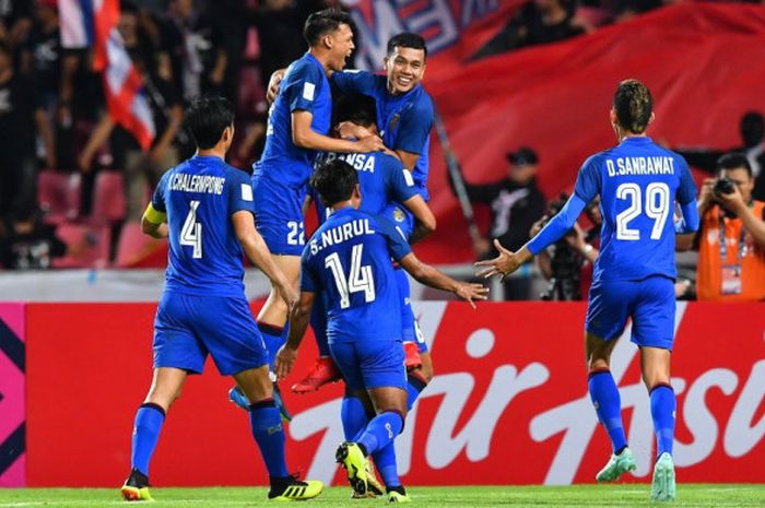 Pemain timnas Thailand merayakan selebrasi gol ke gawang Singapura Piala AFF 2018, Minggu (25/11/2018).