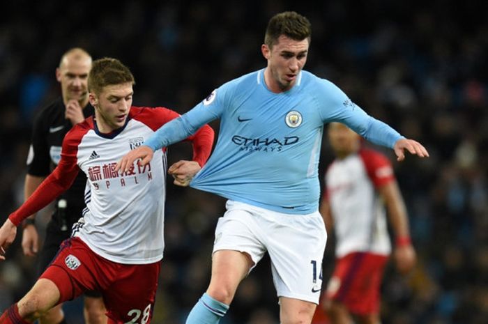  Bek Manchester City, Aymeric Laporte (kanan), berduel dengan gelandang West Bromwich Albion, Sam Field, dalam laga Liga Inggris di Stadion Etihad, Manchester, pada 31 Januari 2018. 