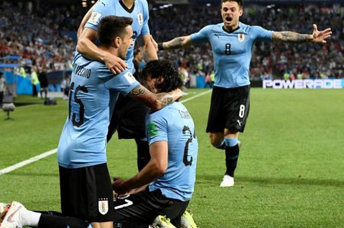 Para pemain Uruguay merayakan gol Edinson Cavani ke gawang Portugal dalam babak 16 besar Piala Dunia 2018 di Olimpiyskiy Stadion Fisht, Sabtu (30/6/2018)
