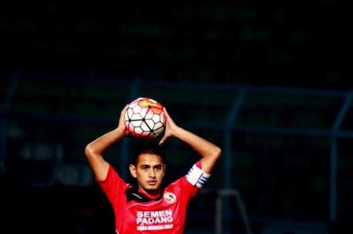 Bek kanan sekaligus kapten Semen Padang, Hengky Ardiles saat membela timnya yang dijamu Arema di Stadion Kanjuruhan, Kabupaten Malang, Jumat (1/6/2016) malam.