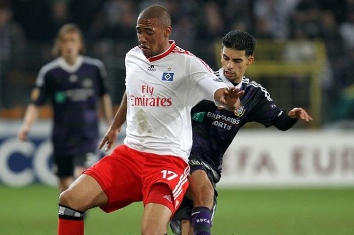 Aksi Jerome Boateng (depan) saat membela Hamburger SV dalam laga babak 16 besar Liga Europa kontra Anderlecht, di Brussels, Belgia, 18 Maret 2010. 