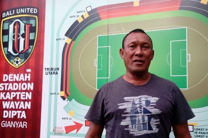 Pelatih kiper Arjuna Rinaldi saat berada di Stadion Kapten I Wayan Dipta, Gianyar, Jumat (31/3/2017) sore. 