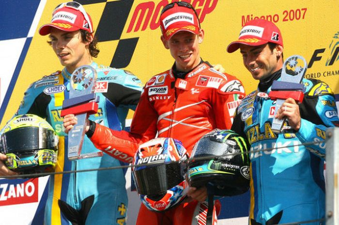 Casey Stoner (tengah) saat memenangkan MotoGP San Marino 2007.