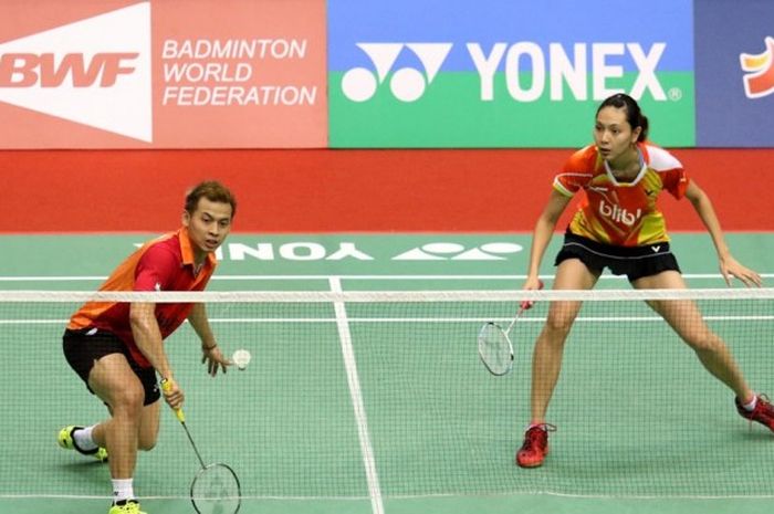 Pasangan ganda campuran Indonesia, Riky Widianto/Gloria Emanuelle Widjaja, saat bertanding melawan wakil tuan rumah Lee Jhe-Huei/Hsieh Pei Chen pada babak perempat final Taiwan Terbuka yang digelar di Taipei Arena, Taiwan, Jumat (1/7/2016). Riky/Gloria menang 21-11, 21-18.