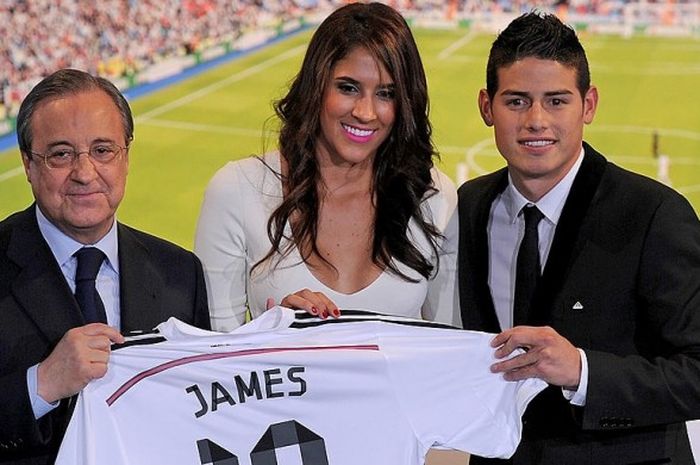 Istri James Rodriguez, Daniela Ospina (tengah), saat perkenalan sang suami pada Juni 2014