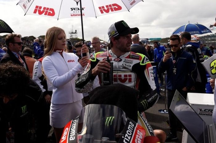 Pebalap LCR Honda asal Inggris, Cal Crutchlow, bersiap di grid sebelum menjalani balapan GP Australia di Sirkuit Phillip Island, Minggu (23/10/2016).