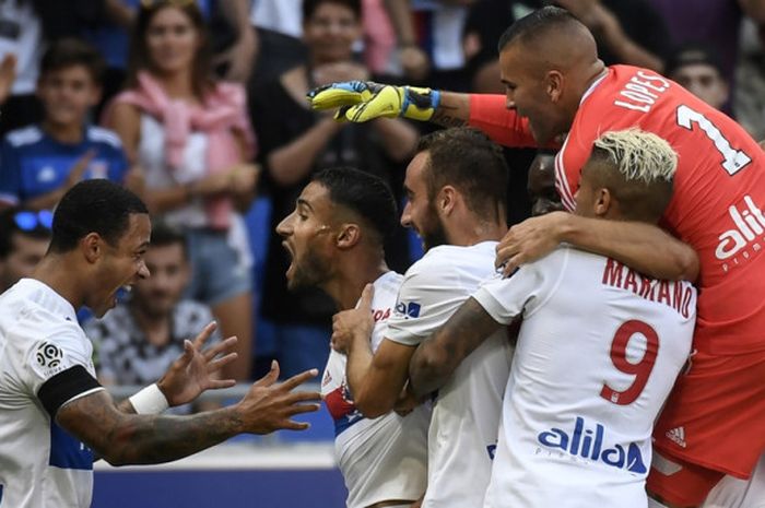Gelandang serang Olympique Lyon, Nabil Fekir (kedua dari kiri), merayakan gol yang dia cetak ke gawang Bordeaux dalam laga Liga Prancis di Stadion Groupama, Lyon, Sabtu (19/8/2017).