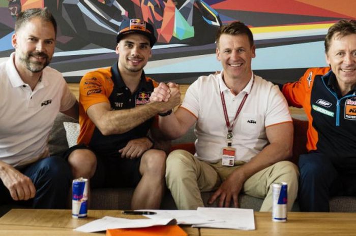 Direktur olahraga KTM, Pit Beirer (dua dari kanan), menjabat tangan Miguel Oliveira saat penandatanganan kontrak sang pebalap untuk tampil di kelas MotoGP pada 2019.