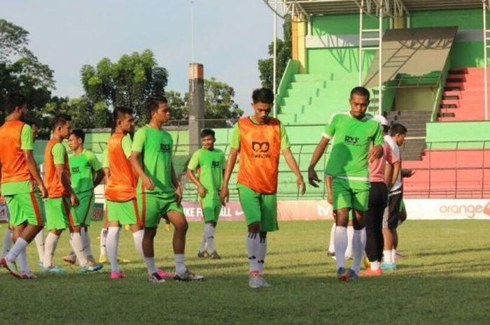 Para pemain Persiraja Banda Aceh menjalani latihan di Stadion Teladan, Medan pada Senin (8/5/2017) sore. 