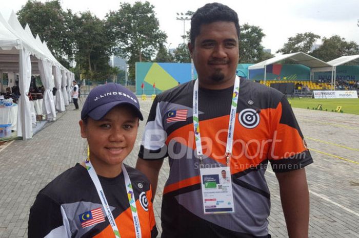 Atlet panah Malaysia usai mengalahkan Indonesia di partai semifinal nomor mixed compound, Hakiki dan Fatin, Senin (12/2/2018).