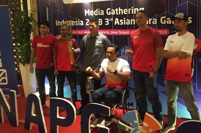 Presiden Inapgoc, Raja Sapta Oktohari, bersama para atlet pelatnas Asian Para Games 2018 di Solo, Selasa (4/9/2018).