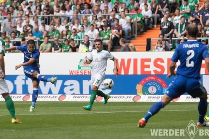 Gelandang serang Chelsea, Eden Hazard, melepaskan tembakan ke arah gawang Werder Bremen dalam duel uji coba di Weserstadion, Bremen, 7 Agustus 2016.