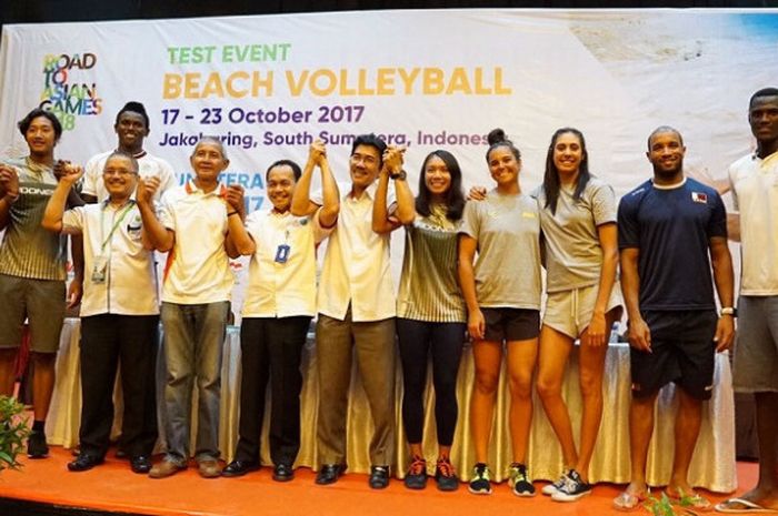 Perwakilan tim voli pantai dari beberapa negara berpose pada acara konferensi pers jelang Kejuaraan Asia Pasifik di Palembang, Sumsel, Rabu (18/10/2017).