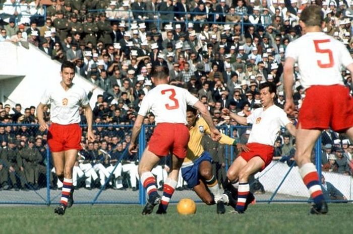 Garrincha menggiring bola melewati adangan pemain Cekoslovakia dalam pertandingan final Piala Dunia,