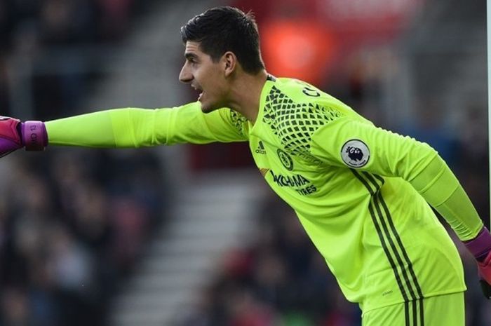 Penjaga gawang Chelsea, Thibaut Courtois, memberikan arahan kepada rekan-rekan setimnya saat melawan Southampton pada partai lanjutan Premier League di Stadion St Mary, 30 Oktober 2016.