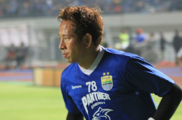 Penjaga Gawang Persib asal Bali, I Made Wirawan saat melakukan pemanasan jelang laga Persib vs Bhaya