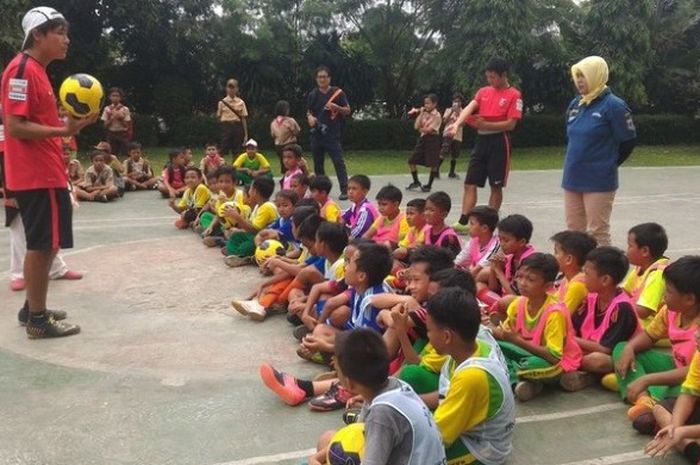 Para siswa SDN 03 Pagi Kebayoran Lama Utara mendengarkan arahan dari salah satu pelatih Urawa Red Diamonds Heart-full Club di Kebayoran Lama, Jakarta, pada Rabu (24/8/2016).