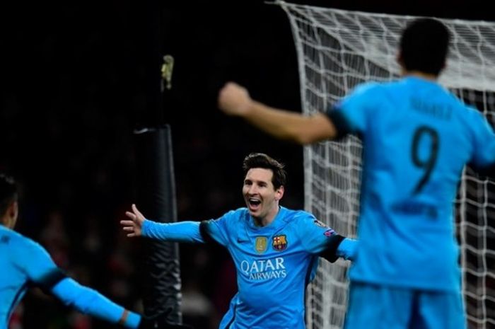Lionel Messi (tengah) melakukan selebrasi saat memperkuat FC Barcelona dalam laga leg pertama babak 16 besar Liga Champions kontra Arsenal di Stadion Emirates, London, 23 Februari 2016.