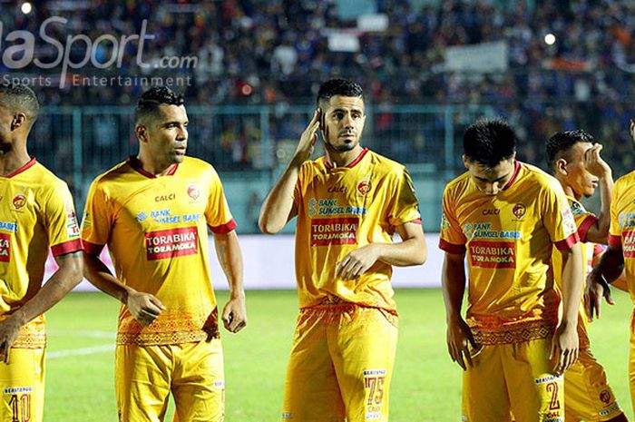 Pemain Sriwijaya FC bersiap menjelang dimulainya laga pekan ke-13 Liga 1 melawan Arema FC di Stadion Kanjuruhan Malang, Jawa Timur, Jumat (07/07/2017) malam.