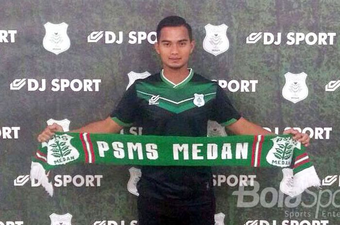 Salah seorang pemain PSMS Medan memperkenalkan jersey home yang akan digunakan di Piala Presiden 2018.