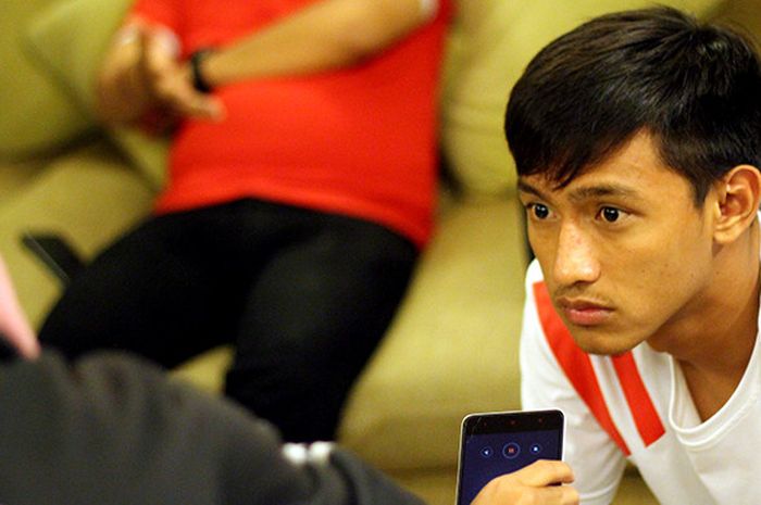 Pemain Bali United sekaligus Timnas U-19 Indonesia, Hanis Saghara saat diwawancarai BolaSport.com di Hotel Lor In, Surakarta pada Jumat (2/2/2018).