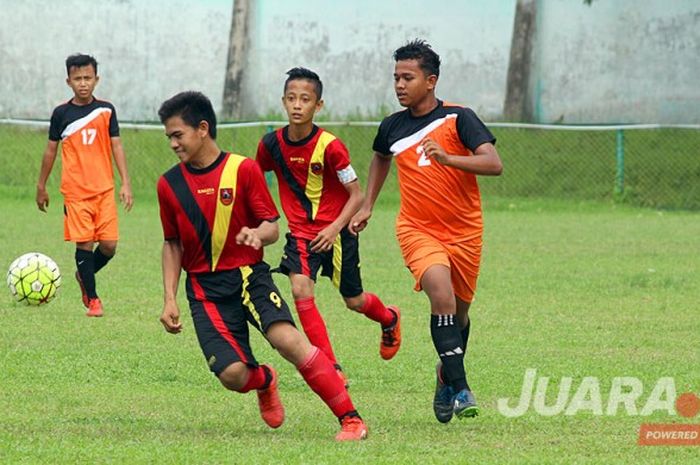 SSB Dispora dan SSB Gumarang ikut dalam gelaran Liga Remaja U15 Kota Medan di Stadion Kebun Bunga, Medan.