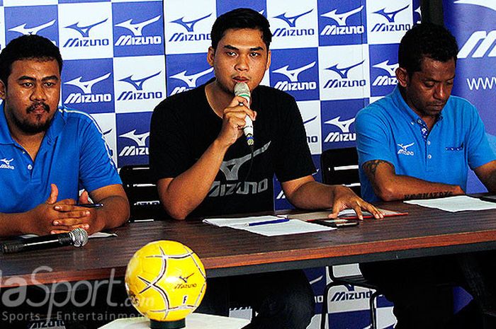 Brand Communication Mizuno Indonesia, Daniswara Dwi Nugroho (tengah), memberi keterangan kepada media di Yogya, Jumat (11/5/2018), mengenai penyelenggaraan Mizuno University Futsal Tournamen (MUFT) 2018.