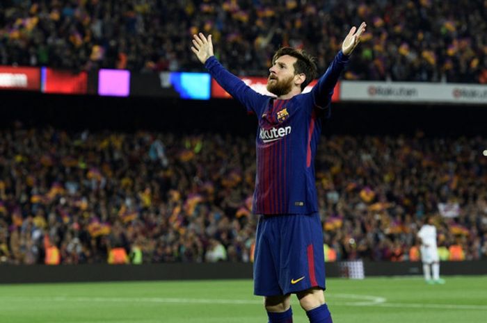 Megabintang FC Barcelona, Lionel Messi, merayakan golnya ke gawang Real Madrid dalam laga Liga Spanyol di Stadion Camp Nou, Barcelona pada 6 Mei 2018.