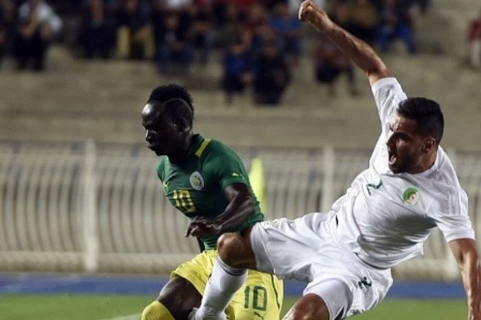 Aksi Sadio Mane (kiri) saat membela timnas Senegal menghadapi Aljazair dalam laga uji coba di Algiers, 13 Oktober 2015.