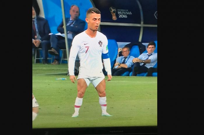Salah satu meme Cristiano Ronaldo ketika akan melakukan tendangan bebas.