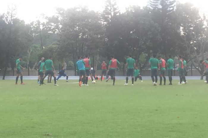 Suasana latihan timnas U-23 Indonesia di Lapangan Senayan, Rabu (20/6/2018). 