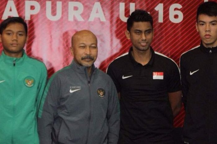 Pelatih timnas Indonesia U-16, Fakhri Husaini (kedua dari kiri), bersama kapten tim Kartika Vedayanto Putra (kiri), pada sesi jumpa pers pralaga kontra Singapura U-16 di Stadion Wibawa Mukti, Cikarang, Jawa Barat, Kamis (8/6/2017).