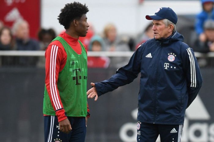 Pelatih sementara Bayern Muenchen, Jupp Heynckes, memberi arahan kepada David Alaba dalam sesi latihan Bayern Muenchen di Allianz Arena, Senin (9/10/2017) waktu setempat.