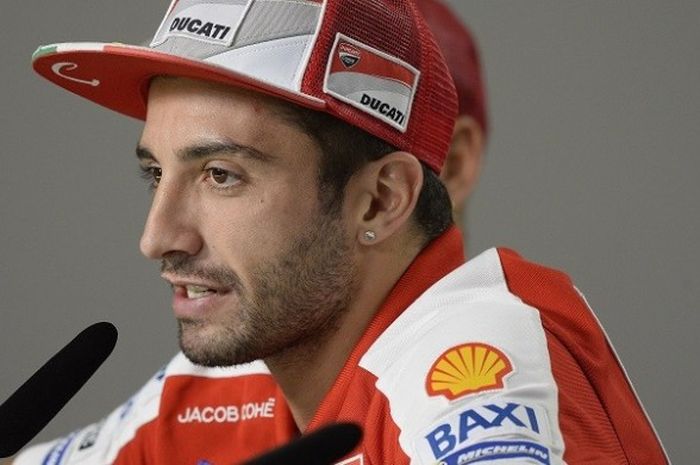 Pebalap Ducati, Andrea Iannone, edang berbicara pada sesi konferensi pers jelang GP Ceko di Sirkuit Brno, Kamis (18/8/2016).