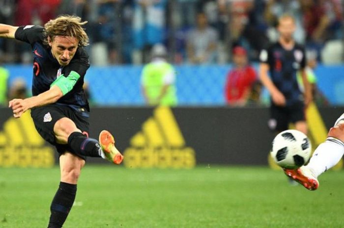    Gelandang timnas Kroasia, Luka Modric, melepaskan tembakan yang berujung gol ke gawang Argentina dalam laga Grup D Piala Dunia 2018 di Stadion Nizhny Novgorod, 21 Juni 2018.    