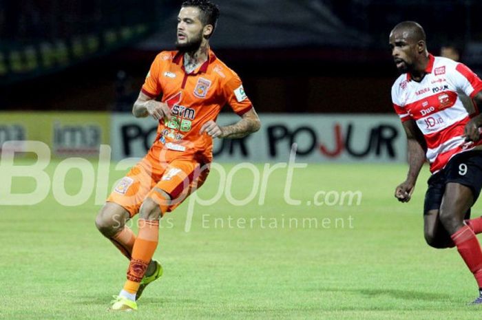 Bek Borneo FC, Diego Michiels, dan penyerang Madura United, Greg Nwokolo, beraksi pada laga Liga 1 di Stadion Ratu Pamelingan, Pamekasan, Jumat 13 Oktober 2017.