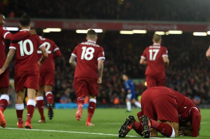     Penyerang Liverpool, Mohamed Salah, merayakan gol pembuka ke gawang Chelsea pada laga Liga Inggris di Stadion Anfield, Liverpool, 25 November 2017.           