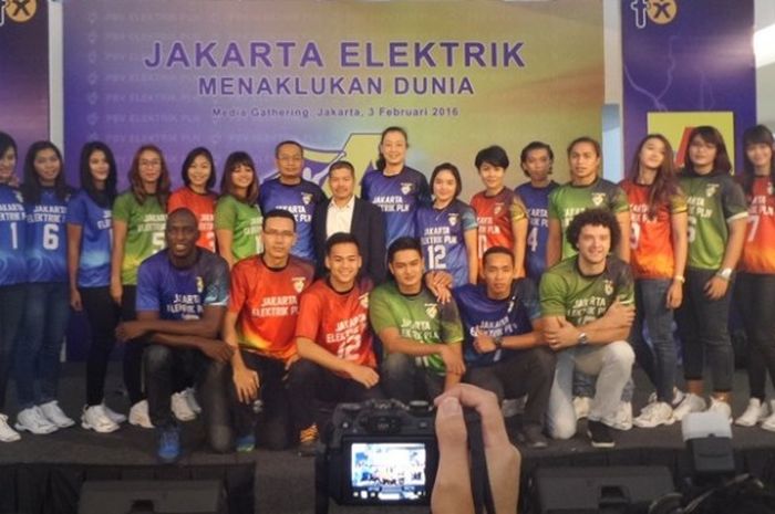 Para pemain Jakarta Elektrik PLN berpose pada acara peluncuran tim di fX Senayan, Jakarta, Rabu (3/2/2016).