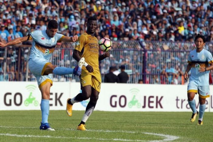 Bek Persela, Ramon Rodrigues (kiri) dan striker Persib, Ezechiel N'Douassel dalam laga pekan ke-31 Liga 1 musim 2017 di Stadion Surajaya, Lamongan, 22 Oktober 2017. 